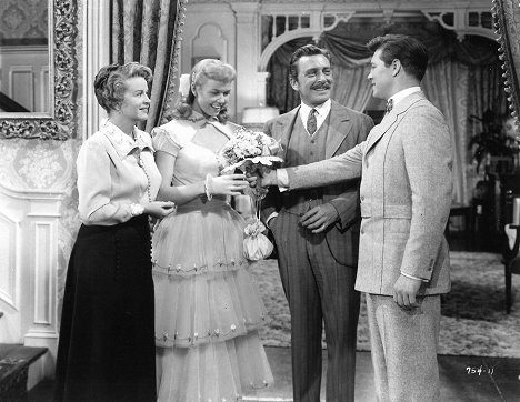 Rosemary DeCamp, Doris Day, Leon Ames, Gordon MacRae - Perheen naimahuolet - Kuvat elokuvasta