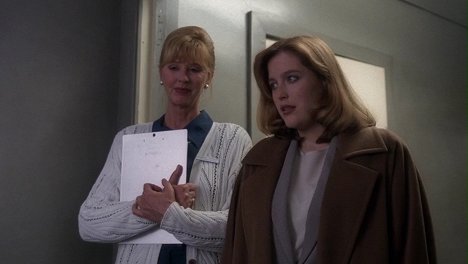 Sheila Moore, Gillian Anderson - The X-Files - Excelsis Dei - Photos