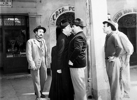 Fernandel, Gino Cervi - Don Camillo monsignore ma non troppo - Kuvat elokuvasta