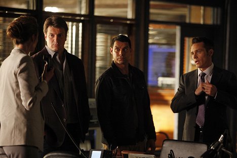 Nathan Fillion, Jon Huertas, Seamus Dever - Castle - Time Will Tell - Van film