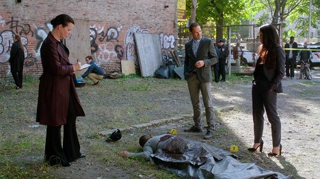 Debi Mazar, Jonny Lee Miller - Elementary - Die Fälle des Sherlock Holmes - Tod eines Verräters - Filmfotos