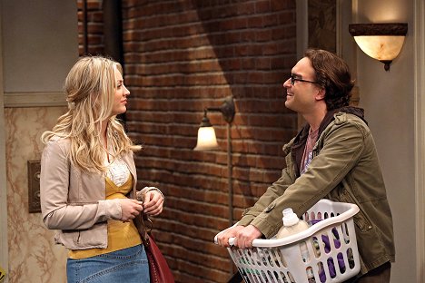 Kaley Cuoco, Johnny Galecki - The Big Bang Theory - Das Eiersalat-Äquivalent - Filmfotos