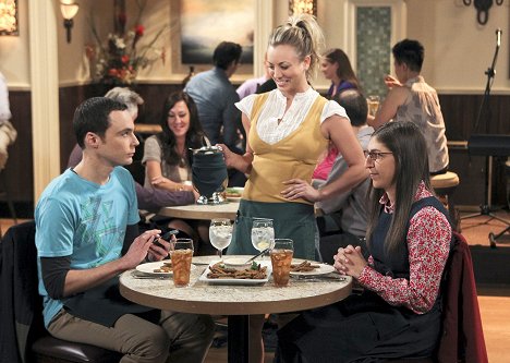 Jim Parsons, Kaley Cuoco, Mayim Bialik - The Big Bang Theory - Tritte unter dem Tisch - Filmfotos
