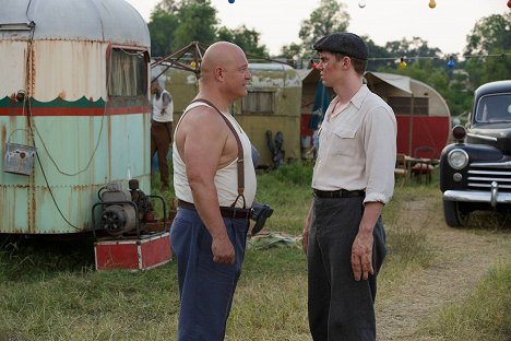 Michael Chiklis, Evan Peters - American Horror Story - Massacres and Matinees - Photos