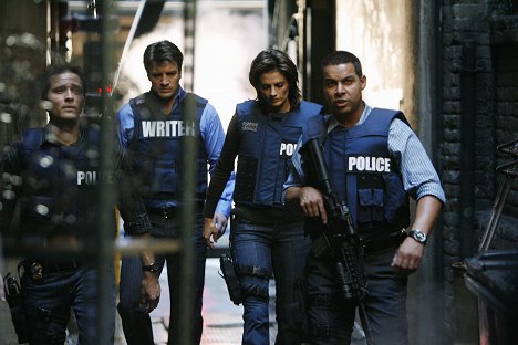 Seamus Dever, Nathan Fillion, Stana Katic, Jon Huertas - Castle - Love Me Dead - Photos