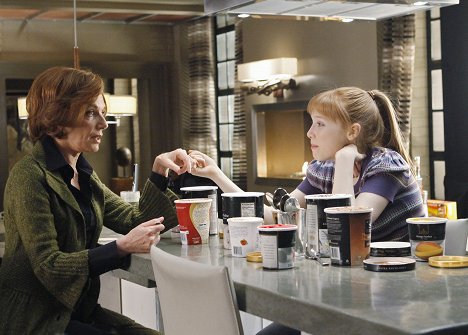 Susan Sullivan, Molly C. Quinn - Castle - The Fifth Bullet - Photos