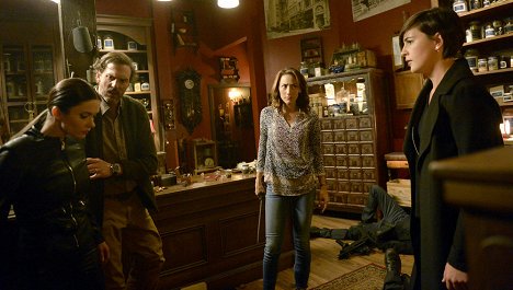 Elizabeth Tulloch, Silas Weir Mitchell, Bree Turner, Jacqueline Toboni - Grimm - Fugitive - Photos