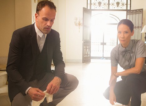 Jonny Lee Miller, Lucy Liu - Elementary - Worth Several Cities - Photos