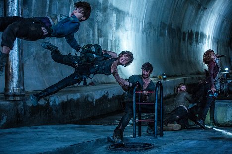 Milla Jovovich, Eoin Macken - Resident Evil: The Final Chapter - Photos