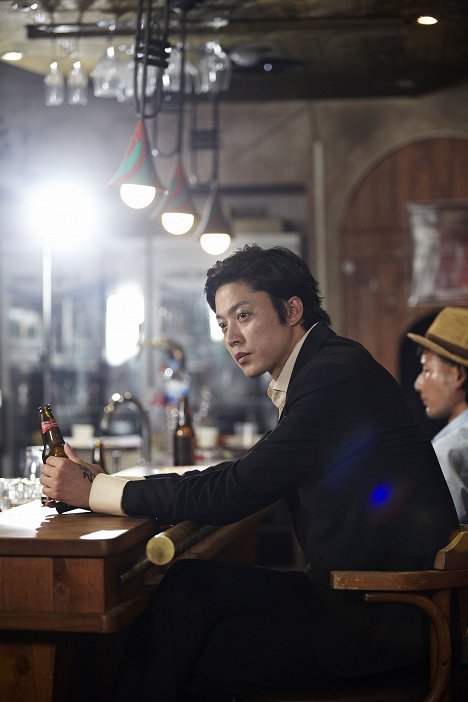 Ji-hyeok Min - Hwaryeonhan oechul - Kuvat elokuvasta