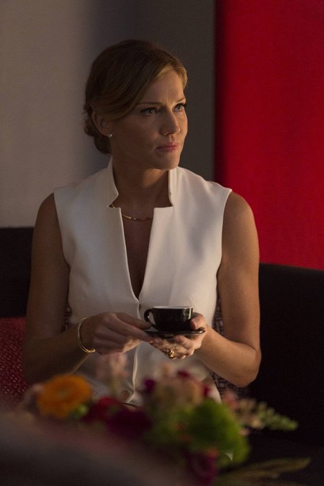 Tricia Helfer - Lucifer - Stewardess Interruptus - Filmfotos