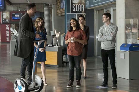 Tom Cavanagh, Danielle Panabaker, Carlos Valdes, Lindsay Maxwell, Grant Gustin - The Flash - Borrowing Problems from the Future - Photos