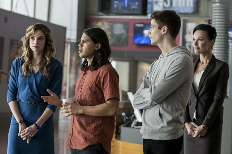 Danielle Panabaker, Carlos Valdes, Grant Gustin, Lindsay Maxwell - Flash - A Villám - Borrowing Problems from the Future - Filmfotók