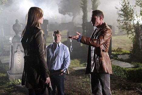 Stana Katic, Nathan Fillion, Jason Beghe - Castle - Under the Gun - Photos