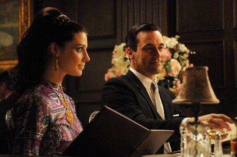 Jessica Paré, Jon Hamm - Šílenci z Manhattanu - Čajové lístky - Z filmu