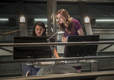 Carlos Valdes, Danielle Panabaker - The Flash - Dead or Alive - Photos