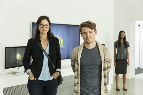 Carrie-Anne Moss, Marshall Allman - Humans - Epizoda 1 - Z filmu