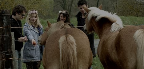 Gary Hottegindre, Alix Bénézech, Elsa de Belilovsky, Mathieu Chauveau - En attendant Violette - Filmfotos