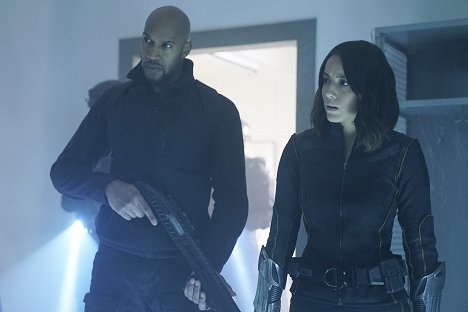 Henry Simmons, Chloe Bennet - Agents of S.H.I.E.L.D. - The Man Behind the Shield - Photos