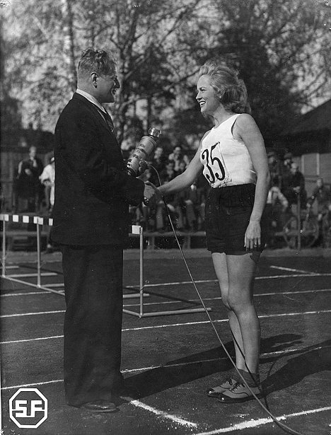 Pekka Tiilikainen, Ritva Arvelo - Die Goldmedaillen-Ehefrau - Filmfotos