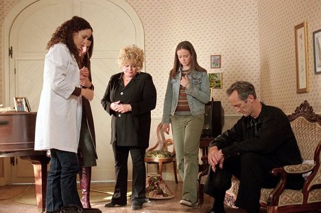 Lauren Graham, Sally Struthers, Alexis Bledel, Ted Rooney - Gilmoren tytöt - Cinnamon's Wake - Kuvat elokuvasta