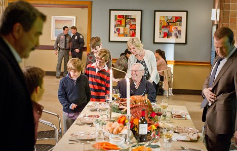 Tom Selleck, Will Estes, Andrew Terraciano, Tony Terraciano, Sami Gayle, Len Cariou, Amy Carlson, Donnie Wahlberg - Blue Bloods - Thanksgiving - Film