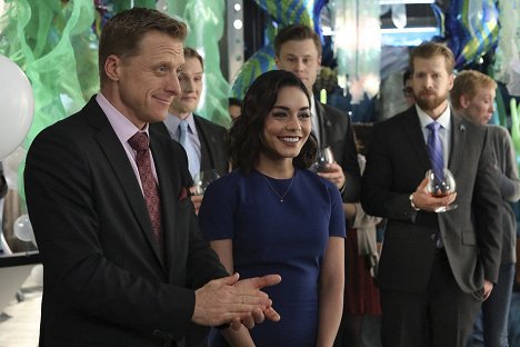 Alan Tudyk, Vanessa Hudgens - Powerless - Sinking Day - De la película