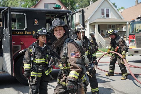 Monica Raymund, Jesse Spencer, Yuriy Sardarov - Chicago Fire - Let It Burn - Photos
