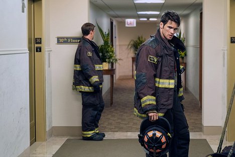 Jesse Spencer, Steven R. McQueen - Chicago Fire - I Walk Away - Van film