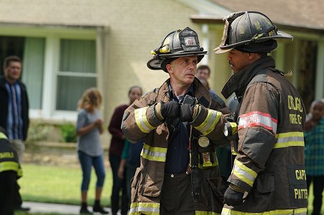 David Eigenberg, Brian White - Chicago Fire - Gewissheit - Filmfotos