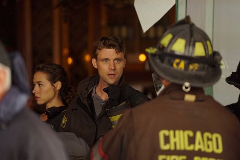 Dora Madison, Jesse Spencer - Chicago Fire - Zuspitzung - Filmfotos