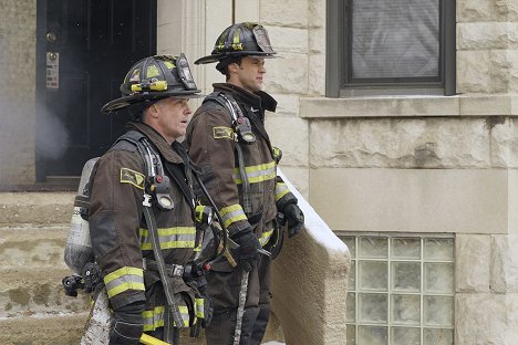 David Eigenberg, Jesse Spencer - Chicago Fire - Fallstricke - Filmfotos