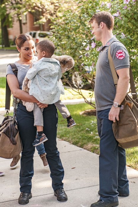 Monica Raymund, Jesse Spencer - Chicago Fire - Das Tier im Mann - Filmfotos
