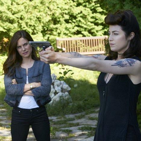 Caroline Dhavernas, Charlotte Sullivan - Mary Kills People - Raised by Wolves - Z filmu