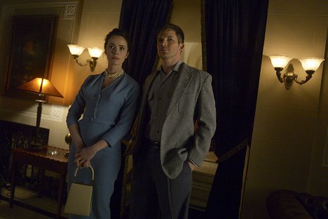 Abigail Spencer, Matt Lanter - Timeless - The Red Scare - Z filmu