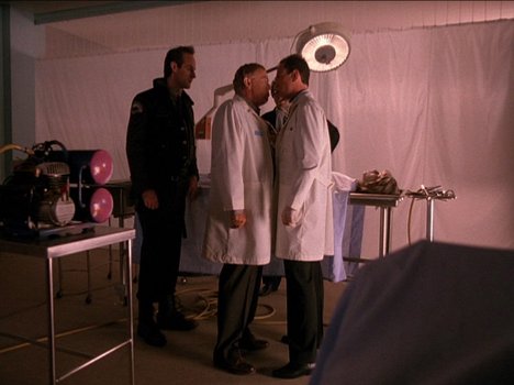 Harry Goaz, Warren Frost, Miguel Ferrer - Twin Peaks - Rest in Pain - Van film