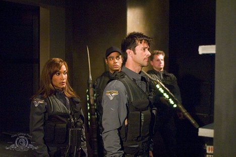 Rachel Luttrell, Rainbow Sun Francks, Joe Flanigan - Stargate Atlantis - The Siege: Part 1 - Film
