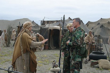 Amanda Tapping, Richard Dean Anderson - Stargate Kommando SG-1 - Moebius - Teil 2 - Filmfotos