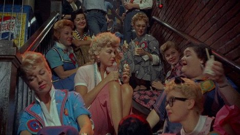 Doris Day, Barbara Nichols, Thelma Pelish - Pyjamaleikki - Kuvat elokuvasta