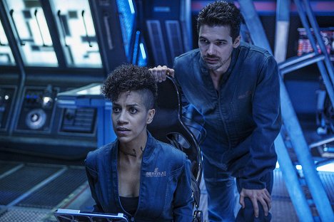 Dominique Tipper, Steven Strait - The Expanse - Chez nous - Film