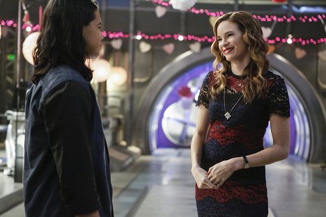Carlos Valdes, Danielle Panabaker - The Flash - Attack on Central City - Van film