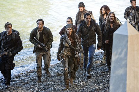 Richard Harmon, Luisa D'Oliveira, Lindsey Morgan, Sachin Sahel, Nadia Hilker, Paige Turco - The 100 - A Lie Guarded - Photos