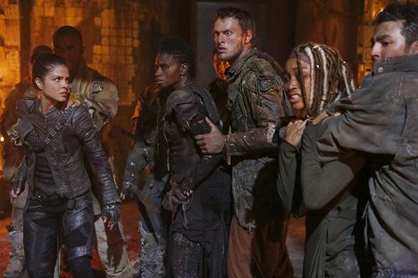 Marie Avgeropoulos, Adina Porter - The 100 - The Four Horsemen - Photos