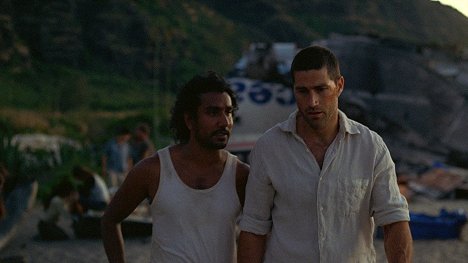 Naveen Andrews, Matthew Fox - Lost - Tabula Rasa - Filmfotos