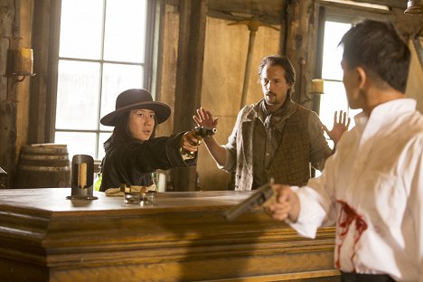 Angela Zhou, Byron Mann - Hell on Wheels - Keine losen Enden - Filmfotos