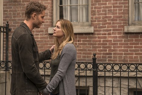 Justin Hartley, Alexandra Breckenridge - This Is Us - Das ist Leben - Volltreffer - Filmfotos