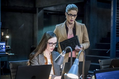 Kacey Rohl, Emily Bett Rickards - Arrow - Schachmatt - Filmfotos