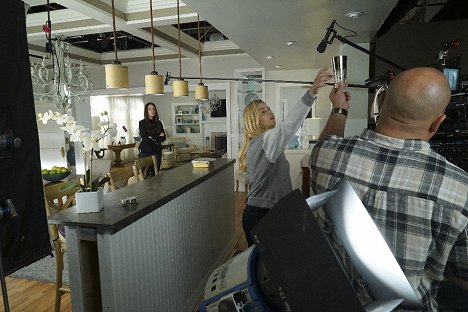 Andrea Parker, Sasha Pieterse - Pretty Little Liars - Along Comes Mary - Making of