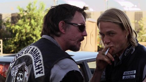 Tommy Flanagan, Charlie Hunnam - Sons of Anarchy - Pilot - Van film