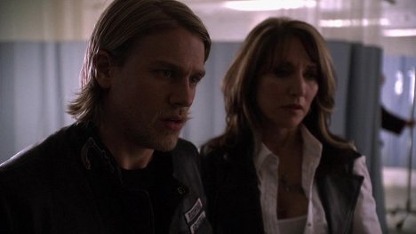 Charlie Hunnam, Katey Sagal